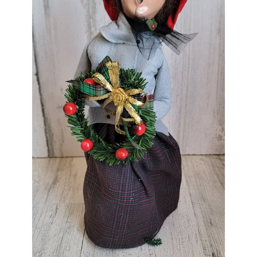 vintage Byers 2001 wreath woman‎ caroler vintage xmas figure